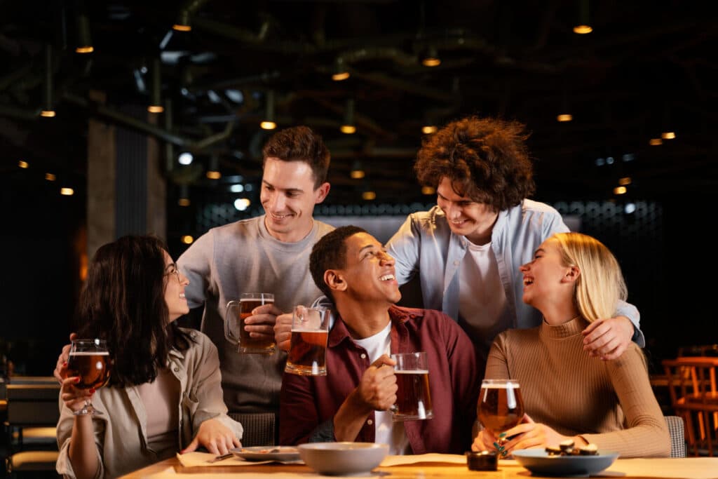 O happy hour de domingo a sexta oferece uma oportunidade regular para descomprimir e desfrutar da vida além do escritório. São momentos ideais para relaxar, encontrar amigos e colegas, e esquecer as pressões do trabalho, ao menos por algumas horas. Ao escolher cuidadosamente os locais, participar de atividades criativas e ter consciência sobre a saúde e o bem-estar, é possível maximizar essas experiências de maneira mais gratificante. Abraçar o poder do relaxamento durante os dias úteis pode revitalizar tanto os aspectos pessoais quanto profissionais da vida, proporcionando um equilíbrio essencial entre trabalho e lazer. Dessa forma, é possível começar cada dia seguinte com mais disposição e energia, impactando positivamente na produtividade e nas relações interpessoais.
Benefícios de Participar de um Happy Hour Durante a Semana
Os happy hours de domingo a sexta são mais do que meras ocasiões para desfrutar de uma bebida ou um lanche fora do horário de trabalho. Eles desempenham um papel fundamental no bem-estar emocional e social dos indivíduos que vivem dias atarefados e frequentemente estressantes. Um dos principais benefícios de participar de um happy hour durante a semana é a capacidade de melhorar o humor e reduzir o estresse acumulado ao longo de um dia de trabalho intenso.
Após horas envolto em tarefas e responsabilidades, tirar um tempo para se conectar com outros, em um ambiente descontraído, pode ser revigorante. O contato social durante essas reuniões é um antídoto potente contra a rotina monótona do escritório, estabelecendo conexões mais significativas e autênticas, tanto com colegas quanto com amigos. Essa interação não apenas fortalece os laços pessoais, mas também cria uma rede de apoio que pode ser crucial nos momentos difíceis.
Socializando Com Colegas e Amigos
O happy hour fornece um cenário informal onde é possível esquecer brevemente os papéis profissionais e apenas aproveitar a companhia dos outros. Compartilhar histórias, rir juntos e discutir ideias em um ambiente sem pressões hierárquicas fortalece laços pessoais que são difíceis de construir em um ambiente formal. Esta socialização é vital, pois melhora a comunicação e o trabalho em equipe, essenciais para um ambiente de trabalho saudável e colaborativo.
Incentivando o Equilíbrio Entre Vida Pessoal e Profissional
Outra vantagem significativa desses encontros é a promoção de um equilíbrio saudável entre a vida pessoal e profissional. Ao dedicar tempo para atividades fora do ambiente de trabalho, os indivíduos reconhecem a importância de dar prioridade a si mesmos. Essa prática constante pode aumentar a satisfação no trabalho, uma vez que os colaboradores se sentem mais valorizados e compreendidos em suas necessidades humanas de descanso e lazer. A longo prazo, essa integração harmoniosa entre lazer e trabalho contribui para uma maior produtividade e criatividade, pois os funcionários retornam revigorados às suas funções.
Em conclusão, é fundamental valorizar esses momentos de descontração durante a semana como parte essencial de uma rotina equilibrada e saudável. Os benefícios são abrangentes e duradouros, desde uma melhor saúde mental até o aprimoramento das relações interpessoais, tornando a jornada profissional muito mais prazerosa e sustentável.
Escolhendo o Local Perfeito para o Seu Happy Hour
Quando se trata de planejar um happy hour durante a semana, a escolha do local é crucial para assegurar um momento agradável e sem complicações. Um dos primeiros fatores a considerar é a proximidade do seu local de trabalho. Optar por um bar ou restaurante nas redondezas pode facilitar a logística, tornando a ida ao happy hour mais conveniente e menos cansativa. Isso permite que você evite longos deslocamentos e maximize o tempo de diversão com seus colegas.
Outra dica importante é procurar estabelecimentos com uma atmosfera relaxante e que possuam boas avaliações. Um ambiente acolhedor pode fazer toda a diferença na sua experiência, proporcionando o clima ideal para descontrair. Às vezes, um pequeno detalhe como música ao vivo ou iluminação agradável pode transformar o local em um ponto de encontro perfeito. Não hesite em verificar as avaliações online e as recomendações de amigos para garantir que você está fazendo a escolha certa.
Além disso, é sempre uma boa ideia dar uma olhada em eventuais ofertas especiais ou descontos para happy hours durante a semana. Muitos locais oferecem promoções atraentes para atrair um público maior nos dias úteis. Isso não só pode tornar a experiência mais econômica, mas também possibilita que você experimente novos lugares sem extrapolar seu orçamento.
Ao considerar todos esses aspectos, você garantirá que seu happy hour de domingo a sexta-feira seja uma experiência agradável e revigorante. Fazer escolhas informadas pode transformar essa rotina em um verdadeiro refúgio semanal, recarregando suas energias para enfrentar os desafios diários com um sorriso no rosto.
Idéias Criativas de Bebidas e Petiscos
Uma das melhores maneiras de tornar seu happy hour de domingo a sexta mais memorável é explorar cocktails assinados que reflitam seu gosto pessoal. Criar uma bebida exclusiva pode ser tão simples quanto adicionar um toque de criatividade a um clássico. Por exemplo, você pode personalizar um mojito tradicional com sabores de frutas tropicais ou infundir um gin tônica com ervas frescas do seu jardim. O importante é que a bebida represente seu estilo e traga uma experiência única para todos que a provam.
A harmonização de bebidas com petiscos populares de bar também pode elevar a experiência do happy hour. Pense em combinar um espumante leve com batatas fritas temperadas ou até um IPA bem encorpado com asas de frango apimentadas. Essa combinação não só aguça os sentidos, como também cria um ambiente mais envolvente e social à medida que todos compartilham suas impressões sobre os pares escolhidos.
Abordagem Refrescante com Mocktails
Para aqueles que preferem uma abordagem mais refrescante ou não consomem bebidas alcoólicas, experimentar com mocktails pode oferecer uma mudança bem-vinda. Crie combinações inovadoras usando sucos naturais, misturando diferentes tipos de frutas, ervas e especiarias para um sabor intrigante e satisfatório. Um mocktail de limão com gengibre e hortelã, por exemplo, pode ser uma opção deliciosa e revigorante, perfeita para quem está de olho na saúde e quer desfrutar sem culpa.
Essas idéias não apenas diversificam o cardápio do seu happy hour, mas também incentivam a criatividade e a experimentação, tornando cada encontro um evento único e memorável. Manter uma mente aberta e explorar novas possibilidades pode transformar os encontros pós-trabalho em momentos verdadeiramente especiais, ajudando a aliviar o estresse e a fortalecer os laços sociais.
Atividades Envolventes Para Uma Experiência Memorável
Os happy hours de domingo a sexta não são apenas uma maneira de escapar da rotina, mas também uma excelente chance para envolver todos em atividades interativas que criam memórias duradouras. Ao integrar eventos com temas específicos ou jogos, as interações são enriquecidas, oferendo ocasiões alegres e descontraídas. Pense em noites de quiz, competições amistosas ou até mesmo um bingo temático. Estas atividades não só promovem o engajamento entre os participantes, mas também estimulam a criatividade e a quebra do gelo, permitindo que todos se sintam parte de algo especial.
Para aumentar ainda mais o prazer da experiência, a consideração de incluir música ao vivo ou karaokê pode fazer maravilhas. Há algo de mágico na música que transforma qualquer reunião em uma festividade animada. Quer você escolha uma banda local, um músico solo, ou disponibilize um palco para quem quer mostrar seu talento no karaokê, a música pode ser o diferencial que transforma uma simples reunião em uma experiência inesquecível. A alegria de expressar-se através do canto e a vibração dos sons ao vivo criam uma atmosfera de genuíno divertimento.
Se Conectando Através de Sessões de Networking
Outra estratégia para tornar os happy hours mais produtivos e significativos é a organização de pequenas sessões de networking. Estes encontros informais são uma maneira eficaz de conhecer novas pessoas, estreitar laços e expandir contatos pessoais e profissionais. Um ambiente descontraído oferece a oportunidade perfeita para trocar ideias, compartilhar experiências e cultivar relacionamentos que podem ser benéficos tanto no contexto profissional quanto pessoal. Ao hospedar essas interações de modo casual e amigável, faz-se com que todos se sintam confortáveis e dispostos a colaborar.
Em suma, ao adicionar atividades interessantes e propositais aos happy hours, cria-se um espaço que vai além do simples ato de "descontrair". São experiências que cultivam vínculos, promovem a interação e proporcionam alegria coletiva, fazendo com que cada momento valha a pena e seja lembrado com carinho.
Equilibrando Happy Hour com Saúde e Bem-estar
Os happy hours de domingo a sexta são a chance perfeita para descontrair depois de um longo dia de trabalho. No entanto, é crucial encontrar um equilíbrio entre diversão e a manutenção da saúde física e mental. Uma maneira eficaz de fazer isso é estabelecendo um limite razoável para o consumo de álcool. Exagerar pode prejudicar a saúde a longo prazo e afetar a disposição para as atividades do dia seguinte. Por isso, é aconselhável definir um número máximo de bebidas que seja confortável e seguro para cada pessoa.
Planejamento com Transporte
Outro aspecto fundamental para garantir a segurança é planejar previamente como será o retorno para casa após o happy hour, especialmente se houver consumo de bebidas alcoólicas. Considere opções de transporte público, aplicativos de motorista ou táxis, minimizando assim qualquer risco de dirigir sob influência. Essa preparação não só protege de acidentes, mas também oferece a tranquilidade necessária para aproveitar o momento sem preocupações excessivas.
Lanches Saudáveis para Equilibrar as Indulgências
Além disso, é possível enriquecer a experiência escolhendo opções de lanches saudáveis para acompanhar as bebidas. Optar por petiscos como vegetais, frutos secos ou frutas, ajuda a balancear as guloseimas mais calóricas e a sustentação nutricional do corpo. Esses pequenos ajustes podem resultar em um grande impacto no bem-estar geral, permitindo que o happy hour seja uma atividade prazerosa, sem comprometer a saúde e o bom estado físico.
Equilibrar o happy hour com práticas saudáveis não é apenas benéfico para a saúde física, mas também contribui para o bem-estar emocional e a socialização de maneira mais responsável. Seguir essas dicas permite aproveitar plenamente esses momentos de descontração, sem deixar de lado as responsabilidades e cuidados com o próprio corpo e mente.
Conclusão
Após um dia intenso de trabalho, muitas pessoas buscam por momentos de relaxamento e descontração. O Happy Hour de domingo a sexta é uma excelente oportunidade para equilibrar a rotina profissional com prazeres pessoais. Seja para socializar com colegas ou descontrair sozinho, o importante é fazer disso um hábito saudável e divertido.
Uma das primeiras dicas para aproveitar ao máximo o happy hour durante a semana é a escolha cuidadosa dos locais. Opte por ambientes que ofereçam uma atmosfera relaxante e amigável. Além disso, lugares com boas promoções de bebidas e comidas podem tornar a experiência ainda mais agradável.
Outra forma de enriquecer seu happy hour é incorporar atividades criativas. Experimente jogos de tabuleiro, karaokê, ou até mesmo aulas rápidas de culinária e artesanato. Essas atividades não apenas proporcionam momentos de diversão, mas também estimulam a socialização e a criatividade.
Porém, é fundamental manter-se atento à saúde. Embora drinks e petiscos sejam parte do happy hour, moderação deve ser a palavra-chave. Mantenha-se hidratado e não exagere no consumo de álcool. Invista também em opções de petiscos leves para refeições mais equilibradas.
Por fim, os happy hours de domingo a sexta oferecem uma oportunidade regular para descomprimir e aproveitar a vida além do escritório. Ao selecionar cuidadosamente os locais, engajar-se em atividades criativas e ser consciente sobre a saúde, é possível maximizar suas experiências de happy hour. Abrace o poder do relaxamento durante a semana para revitalizar tanto os aspectos pessoais quanto profissionais da vida.