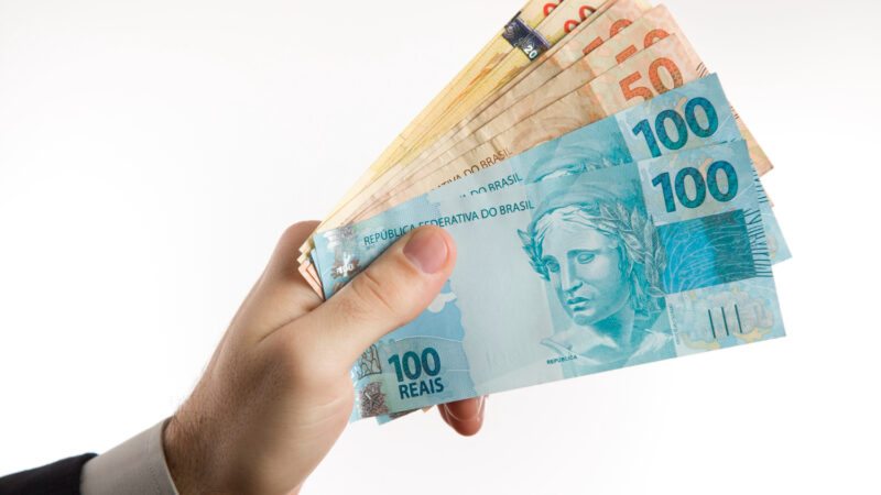 Cifras em Imagem: Como o Dinheiro Molda Narrativas Digitais