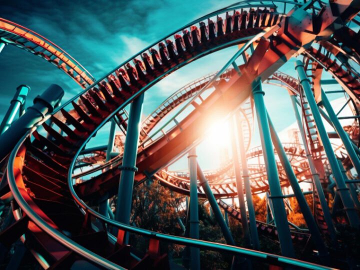 Vale a pena o fura-filas? Como aproveitar os brinquedos radicais parque de diversões em alta temporada
