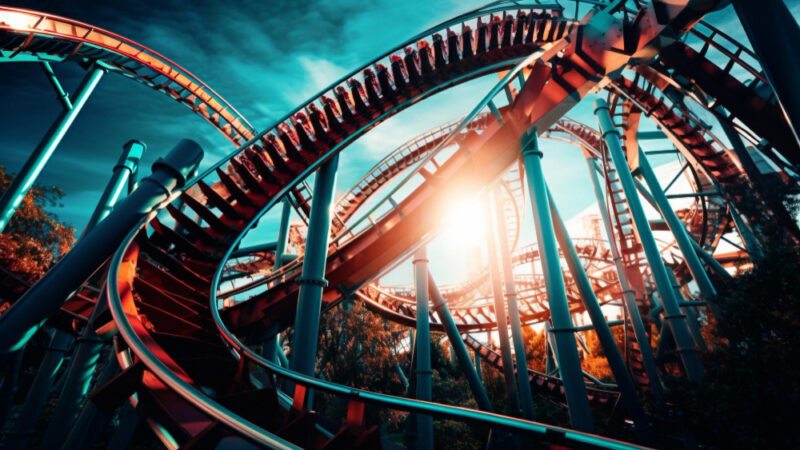 Vale a pena o fura-filas? Como aproveitar os brinquedos radicais parque de diversões em alta temporada