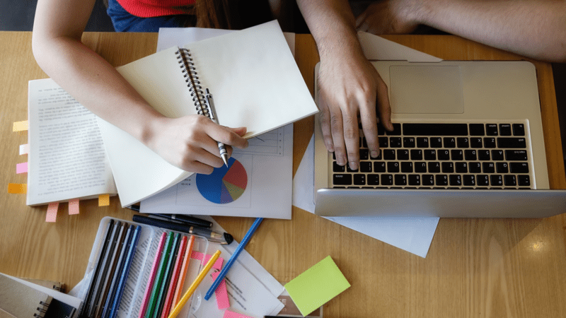 O papel da educação contínua no desenvolvimento pessoal e profissional
